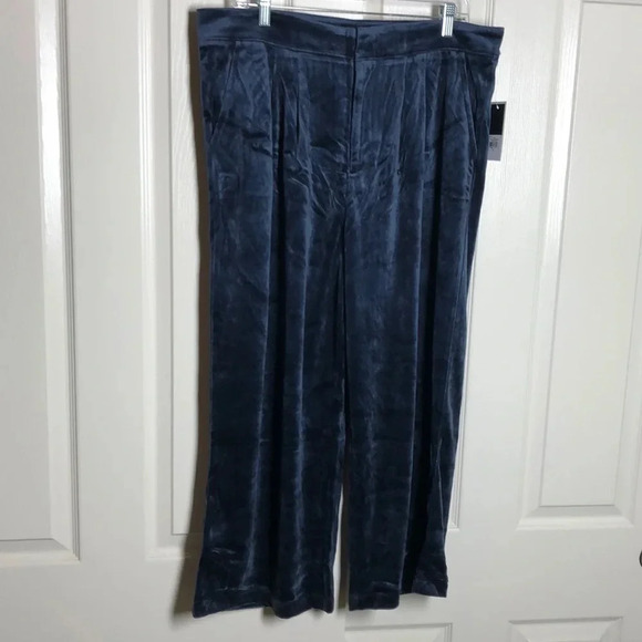 JUICY COUTURE Velour Wide Leg Cropped Pant - Picture 3 of 11